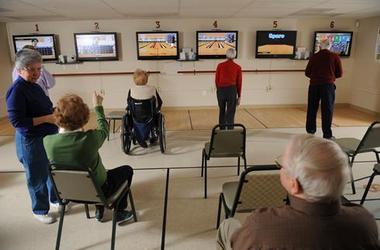 Videogiochi nelle case di cura: collegano gli anziani, o mostrano la vulnerabilità dell'età?