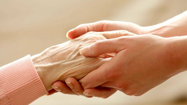 anziani mani assistenza doula