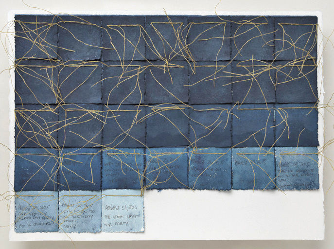 Una composizione artistica con tessuti tinti per rappresentare l'involuzione dell'Alzheimer