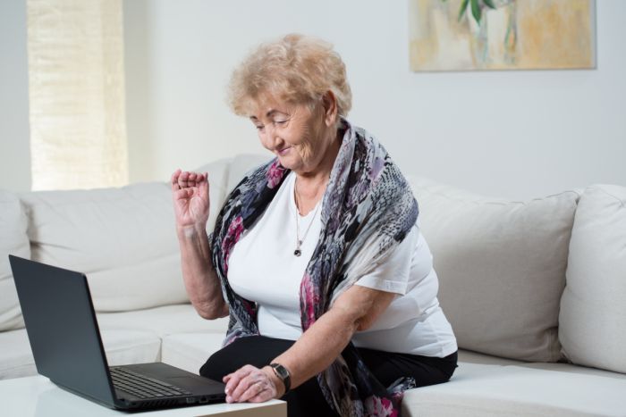 Videochattare via Internet con i parenti può ridurre l'agitazione dell'Alzheimer
