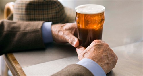 Il danno alla memoria di lavoro provocato dall'alcol è maggiore negli anziani che nei giovani