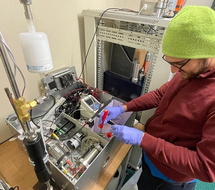 Alexandre Barth setting up the device to measure the harmful substances in PM