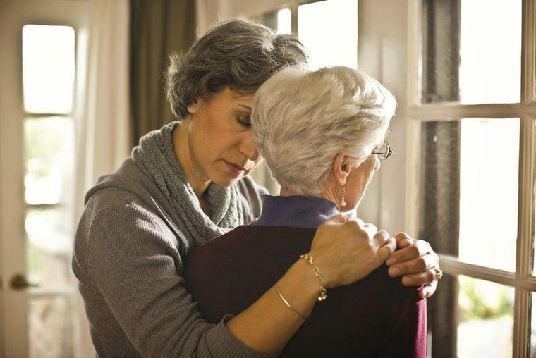 Serve un supporto migliore per i caregiver di demenza