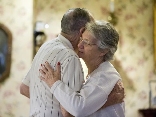 Usare stimoli visivi e sonori per riportare in vita i ricordi degli anziani con demenza