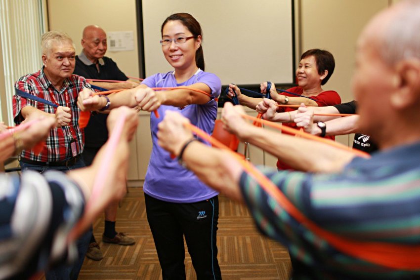 Dementia patients in strength training exercises