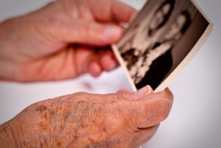Cosa ci insegnano le persone con demenza sulla comunicazione autentica (Stockphoto)