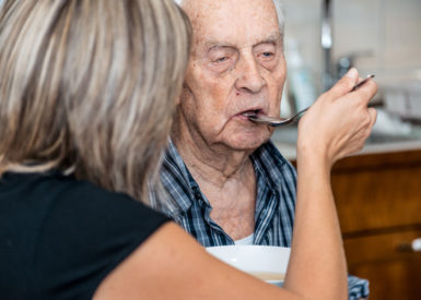 Pazienti di Alzheimer possono morire prima se il caregiver è mentalmente stressato