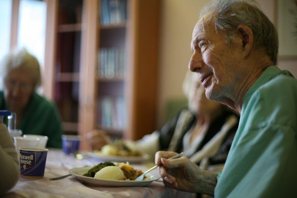 Alzheimer: perchè il caregiver dovrebbe fare attenzione ai pasti