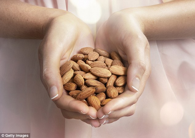 Una manciata di arachidi al giorno può prevenire problemi di cuore, demenza e diabete