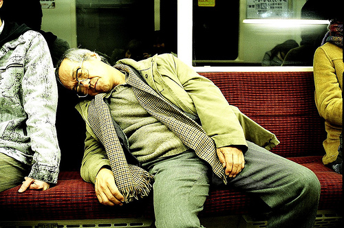 Sonnolenza e stanchezza possibili segni di atrofia cerebrale negli anziani cognitivamente normali
