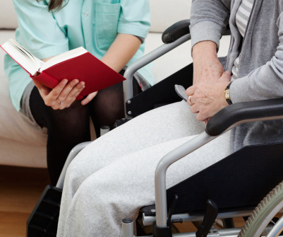 Stress, gratificazioni e poche sorprese nel sondaggio tra caregiver di demenza