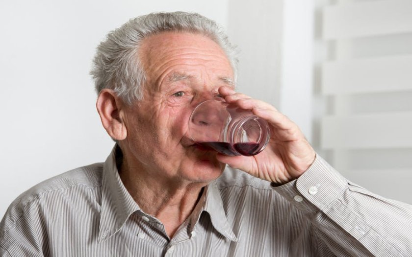 L'astinenza dall'alcol in mezza età aumenta il rischio di demenza?
