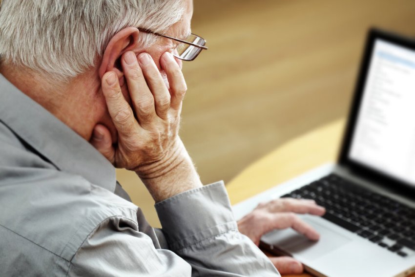 Formare gli anziani all'uso dei social media migliora il benessere e riduce l'isolamento
