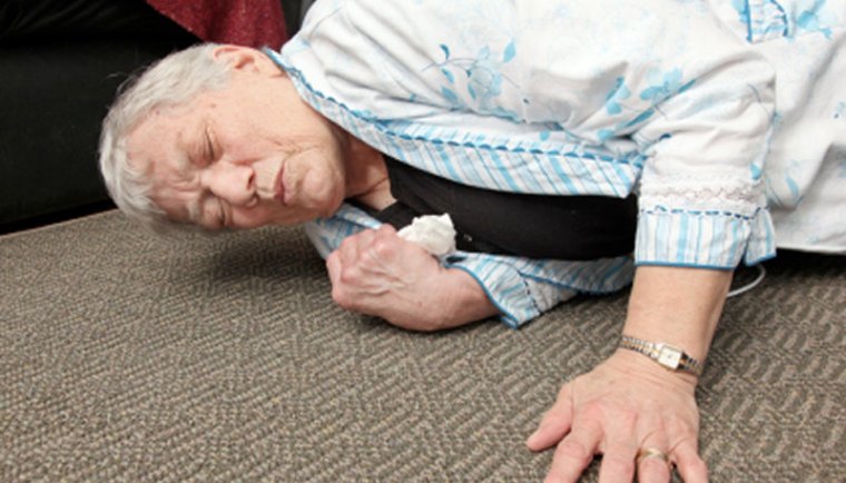 Aiutare gli anziani con demenza a evitare le cadute