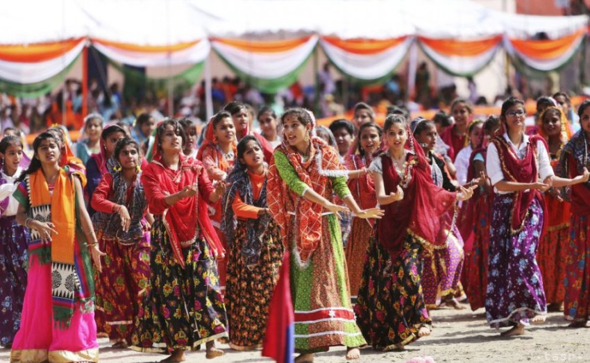 indian women dancing