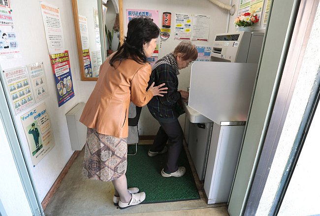 Impiegati di banca diventano caregiver in Giappone con il diffondersi della demenza