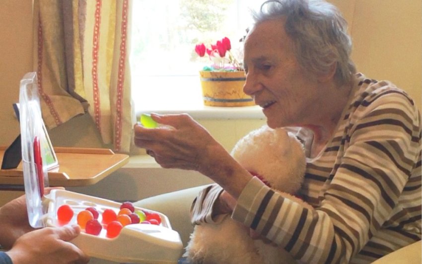 Nipote crea dolcetti gelatinosi per tenere idratata la nonna con demenza