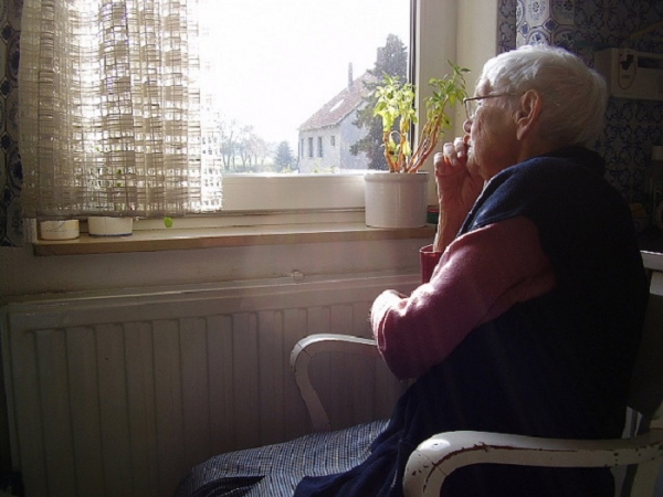 Vivere da soli con l'Alzheimer: le carenze dell'assistenza