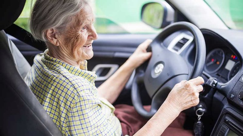 Quando inizia il declino cognitivo a influenzare la capacità di guida degli anziani?
