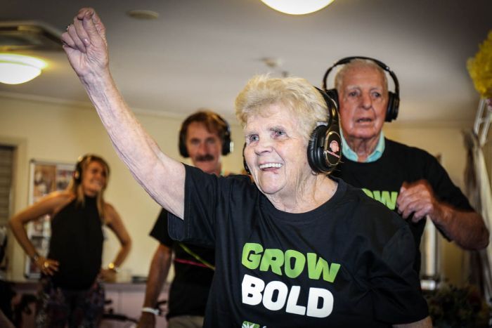 La febbre da disco music silenziosa aiuta la demenza nei centri di cura per anziani