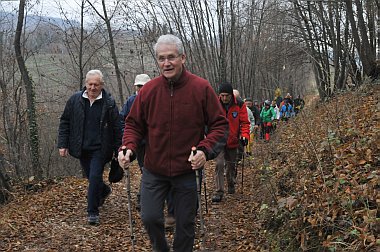 Partecipanti alla 'Camminata dal Sacro al Pro ... secco', organizzata dalla Associazione Alzheimer onlus e dal gruppo Freewalker di Nordic Walking.