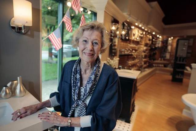 June Springer, 90 anni compiuti, lavora come receptionist. (Foto: Alex Brandon/Associated Press)