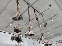 Opera di Peter Snyder: corda, puleggia e ceramica evocano il collasso dei circuiti di memoria nel cervello.