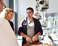 Peter Snyder incoraggia i visitatori a prendere un biglietto.